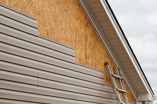 Professional Vinyl Siding technician working in Jefferson, OR